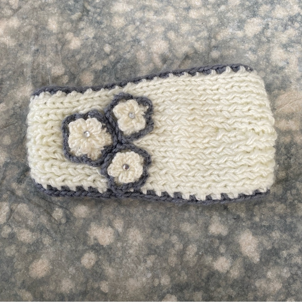 🪩Cream and Gray Knitted Headband with Floral Accents